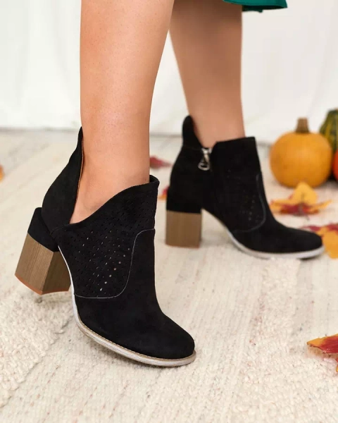 Royalfashion Bottes pour femmes noires à tige et découpe Neafla