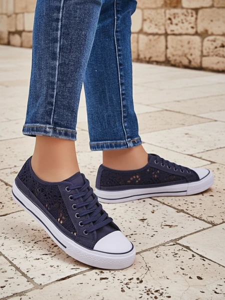 Baskets ajourées Callista bleu marine pour femmes avec semelle plate