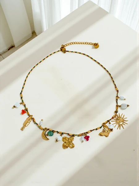 Collier Atena Charm Collana – amulettes dorées avec des motifs antiques