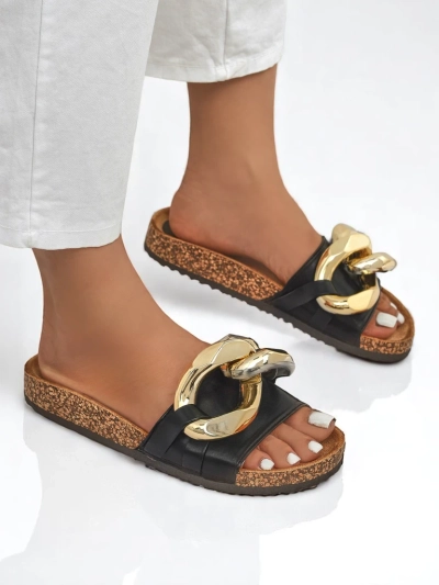 Claquettes d'été Ariadne Royalfashion avec une grande chaîne dorée, cuir noir