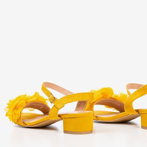 Sandales pour femmes moutarde sur un pied bas avec des fleurs Flonia - Chaussures 1