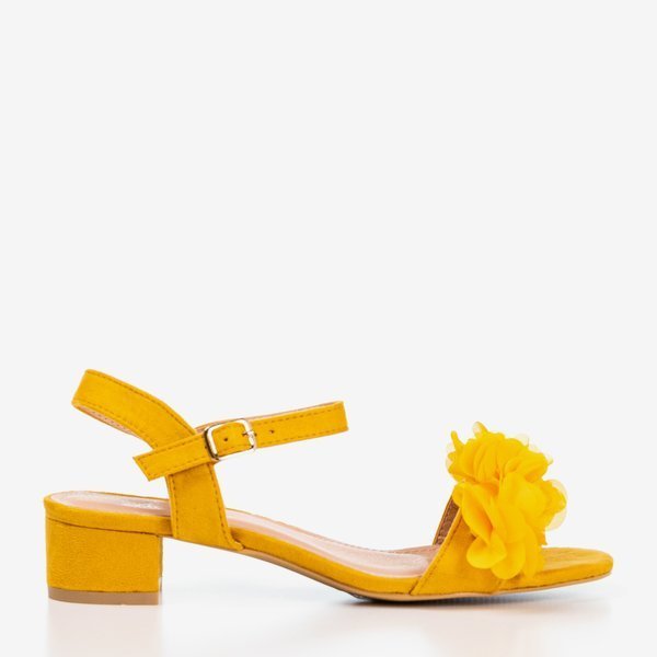 Sandales pour femmes moutarde sur un pied bas avec des fleurs Flonia - Chaussures 1