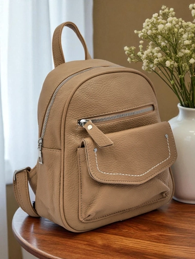 Sac 
à dos tressé pour femmes Królewska Moda Livia beige cuir écologique 25x25cm