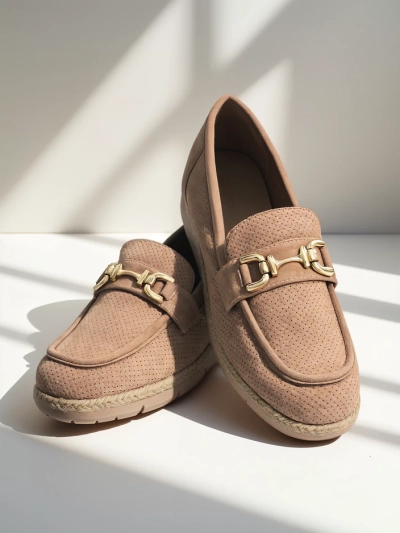 Chaussures plates pour femmes Royalfashion avec une décoration sur le bout.