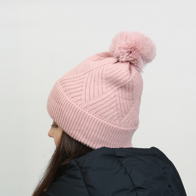 Bonnet rose isolé pour femme avec pompon - Accessoires