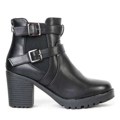 Bottes noires sur le poteau de Jorgina - Chaussures