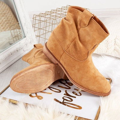Bottes de cow-boy de couleur camel sur des plates-formes Brunoki - Chaussures