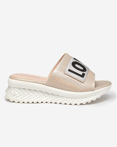 Chaussons beiges brillants pour femmes avec les mots Sosha- Footwear
