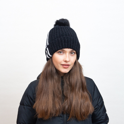 Bonnet noir isolé avec rayures blanches et pompon - Accessoires