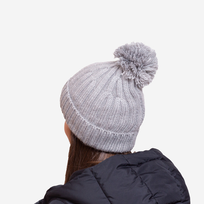 Bonnet gris brillant isolé pour femmes avec pompon - Accessoires