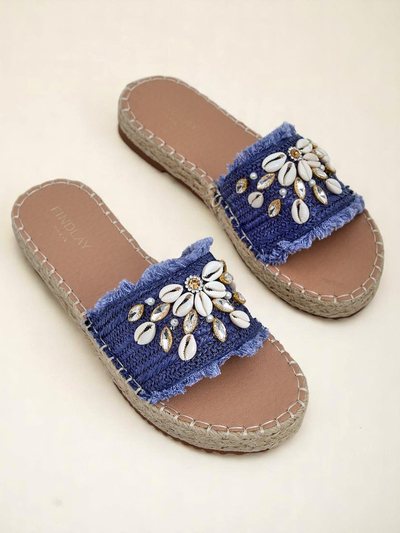 Claquettes d'été Royalfashion Calista – bleu clair avec des coquillages sur une semelle plate