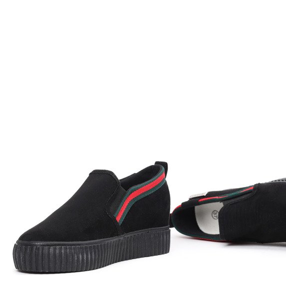 Czarne slip on na krytym koturnie Caylee- Obuwie