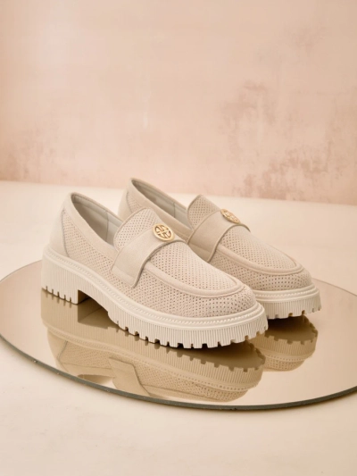 Mocassins pour femmes Callista beiges en éco-daim sur semelle plate de 4 cm
