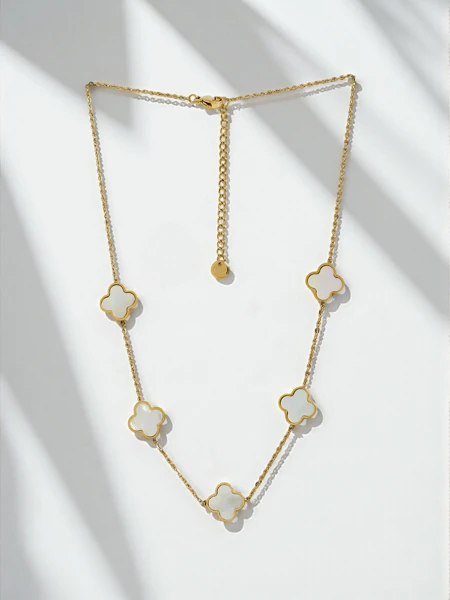Collier Aurelia Fiore - doré avec motif floral dans un style classique