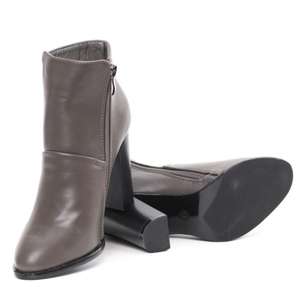 Szare botki na słupku Oliviera- Obuwie