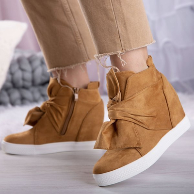 Sneakers femme marron sur un coin intérieur Astana - Chaussures 1