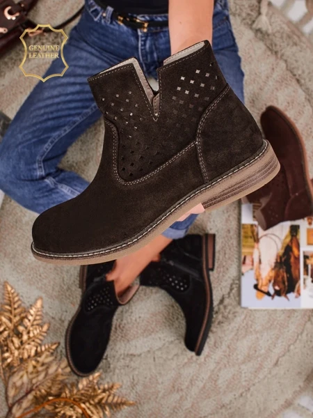 Bottines Ariadne en daim naturel marron foncé, talons plats de 3 cm