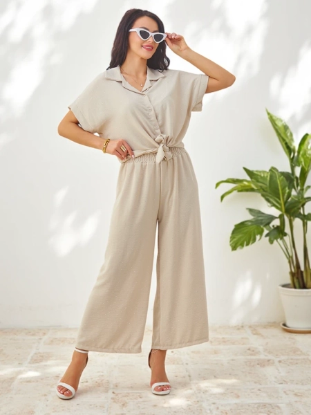 Ensemble Royalfashion pour femmes avec une chemise à manches courtes nouée et un pantalon évasé avec des strass