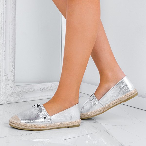 OUTLET Srebrne espadryle z ćwiekami Norah - Obuwie
