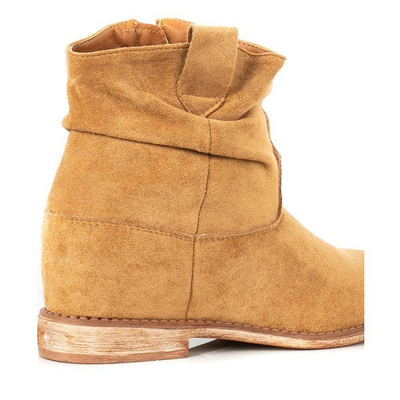 Bottes de cow-boy de couleur camel sur des plates-formes Brunoki - Chaussures