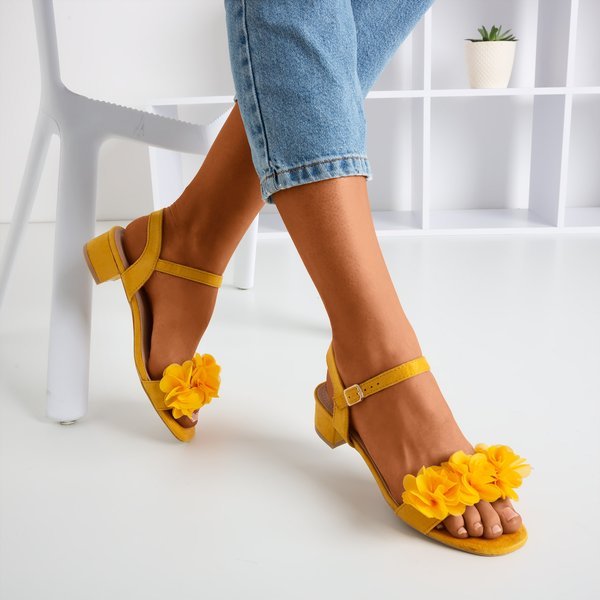 Sandales pour femmes moutarde sur un pied bas avec des fleurs Flonia - Chaussures 1