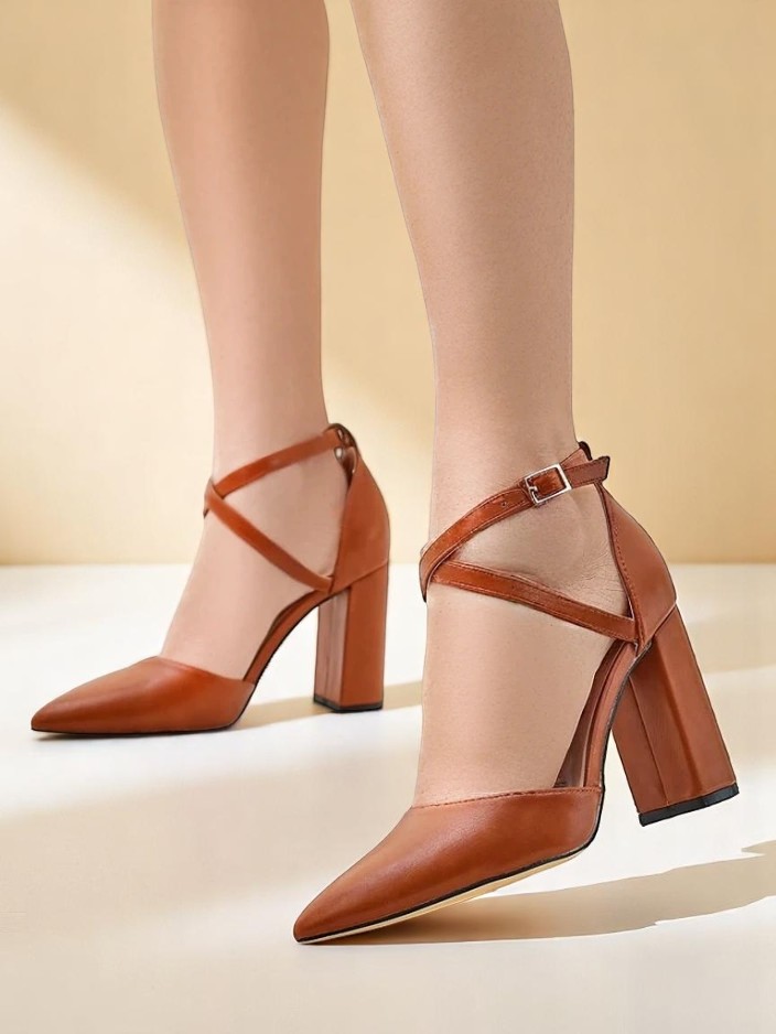 Royalfashion Pompes pour femmes avec des straps croisées Eurolias