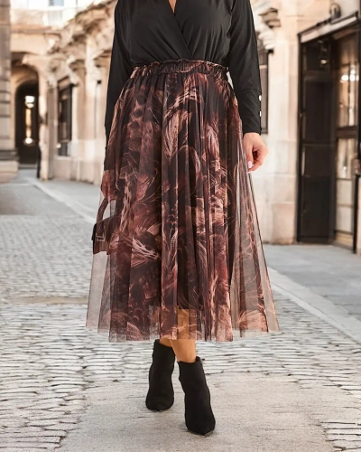 Jupe midi à deux couches pour femme de Royalfashion. Jupe midi intemporelle pour femme à deux couches. Le modèle a une doublure et du tulle sous forme de maille, ainsi qu'une large bande élastique qui souligne parfaitement la taille. Cette jupe est un exc