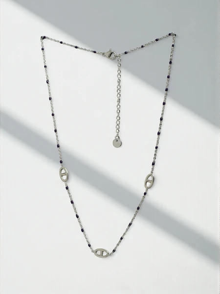 Collier Alethea Argento avec motif de maillon et perles bleu marine