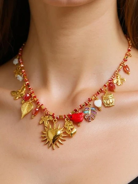 Collier Calista Charmella avec des breloques en résine et métal doré
