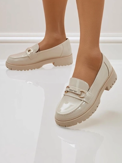 Mocassins beiges pour femmes Adoria en cuir écologique verni pour le printemps