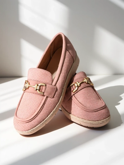 Chaussures plates Royalfashion pour femmes avec un détail décoratif sur le bout