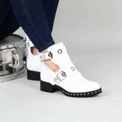 Białe workery z wycięciem Kallie- Obuwie