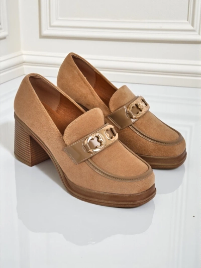 Mocassins pour femmes Perseida – élégants en daim marron clair à talons épais