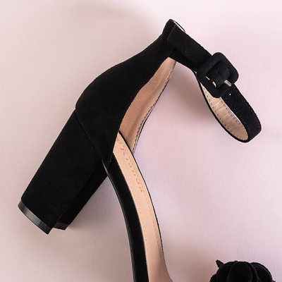 Sandales noires à fleurs sur un talon haut Lowera - Chaussures