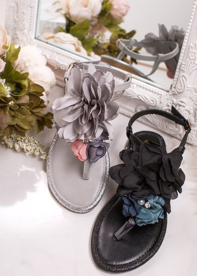 Sandales tongs grises à fleurs Hannas - Chaussures 1