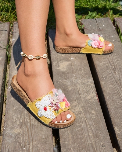 Pantoufles pour femmes avec fleurs en tissu en jaune Ososi - Chaussures