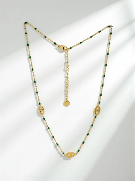 Collier Aurelia Verde – Maillons dorés avec pierres vertes Greca