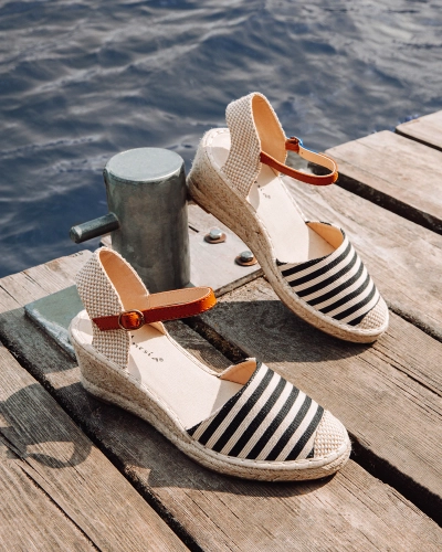 Espadrilles femme noires à rayures sur le compensé Mecera - chaussures