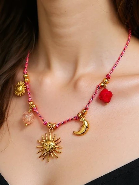 Collier Solaria Lunae Aurelia – avec des breloques soleil et lune