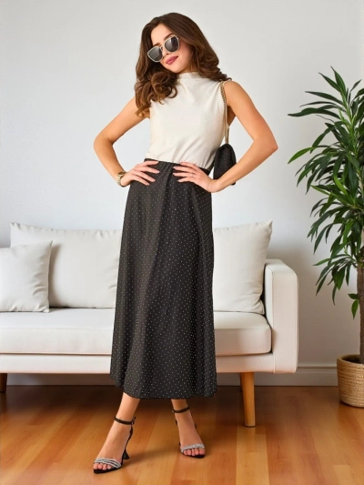 Jupe midi pour femmes de Royalfashion Jupe midi pour femmes en tissu doux. Le modèle est orné de sequins partout. Une base idéale pour de nombreux looks uniques! REMARQUE: Précision de la mesure (+/-) 1 cm. 87654321 <p>Dimensions mesuré