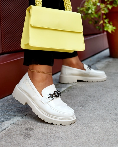 Mocassins laqués pour femme de couleur crème Adolos- Footwear