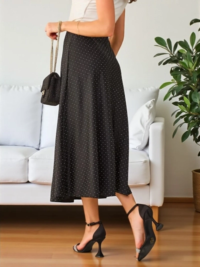 Jupe midi pour femmes de Royalfashion Jupe midi pour femmes en tissu doux. Le modèle est orné de sequins partout. Une base idéale pour de nombreux looks uniques! REMARQUE: Précision de la mesure (+/-) 1 cm. 87654321 <p>Dimensions mesuré