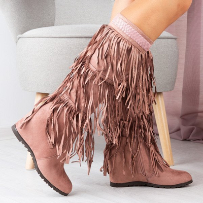 Bottes roses sur un coin intérieur avec des glands Bahroma - Chaussures