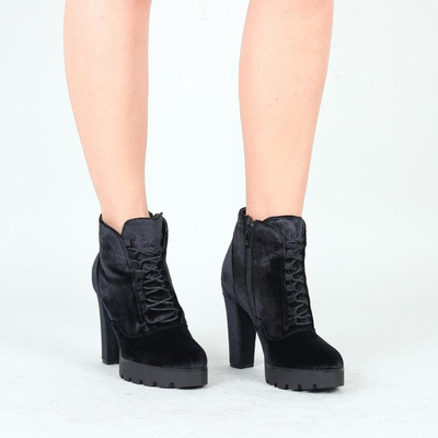 Czarne, welurowe botki na słupku Megan- Obuwie