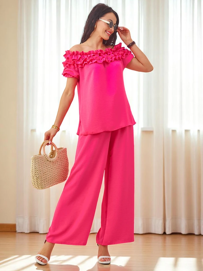 Ensemble Royalfashion pour femmes avec un top à épaules dénudées, à manches courtes et un décolleté décoratif, ainsi que des pantalons évasés