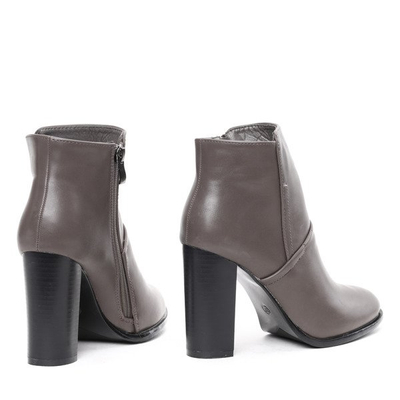 Szare botki na słupku Oliviera- Obuwie