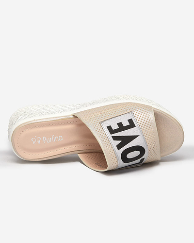 Chaussons beiges brillants pour femmes avec les mots Sosha- Footwear