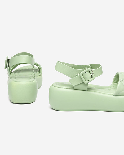 Sandales compensées matelassées en cuir écologique pour femmes en vert Baloui. Chaussures