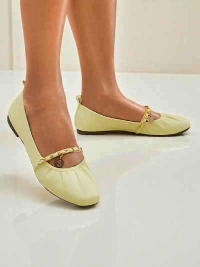 Ballerines pour femmes AURELIA Gialla avec chaîne de couleur jaune, cuir écologique