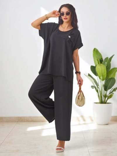 Ensemble Royalfashion pour femmes avec des manches courtes, fleur décorative et pantalon large